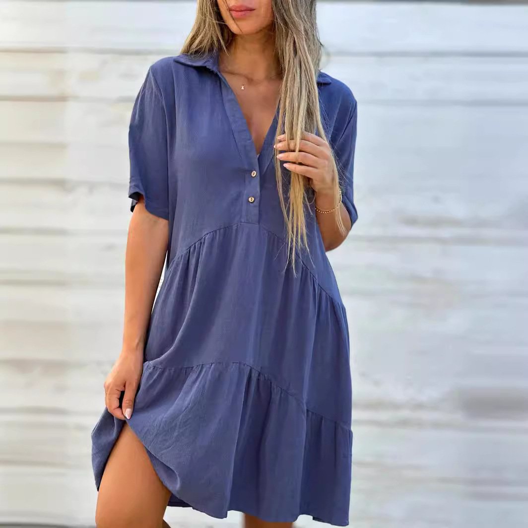 Einfarbiges, bequemes Kleid mit Revers und Knöpfen