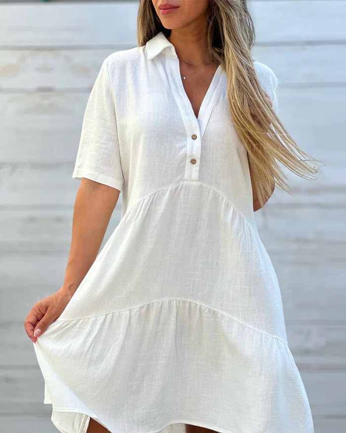 Einfarbiges, bequemes Kleid mit Revers und Knöpfen