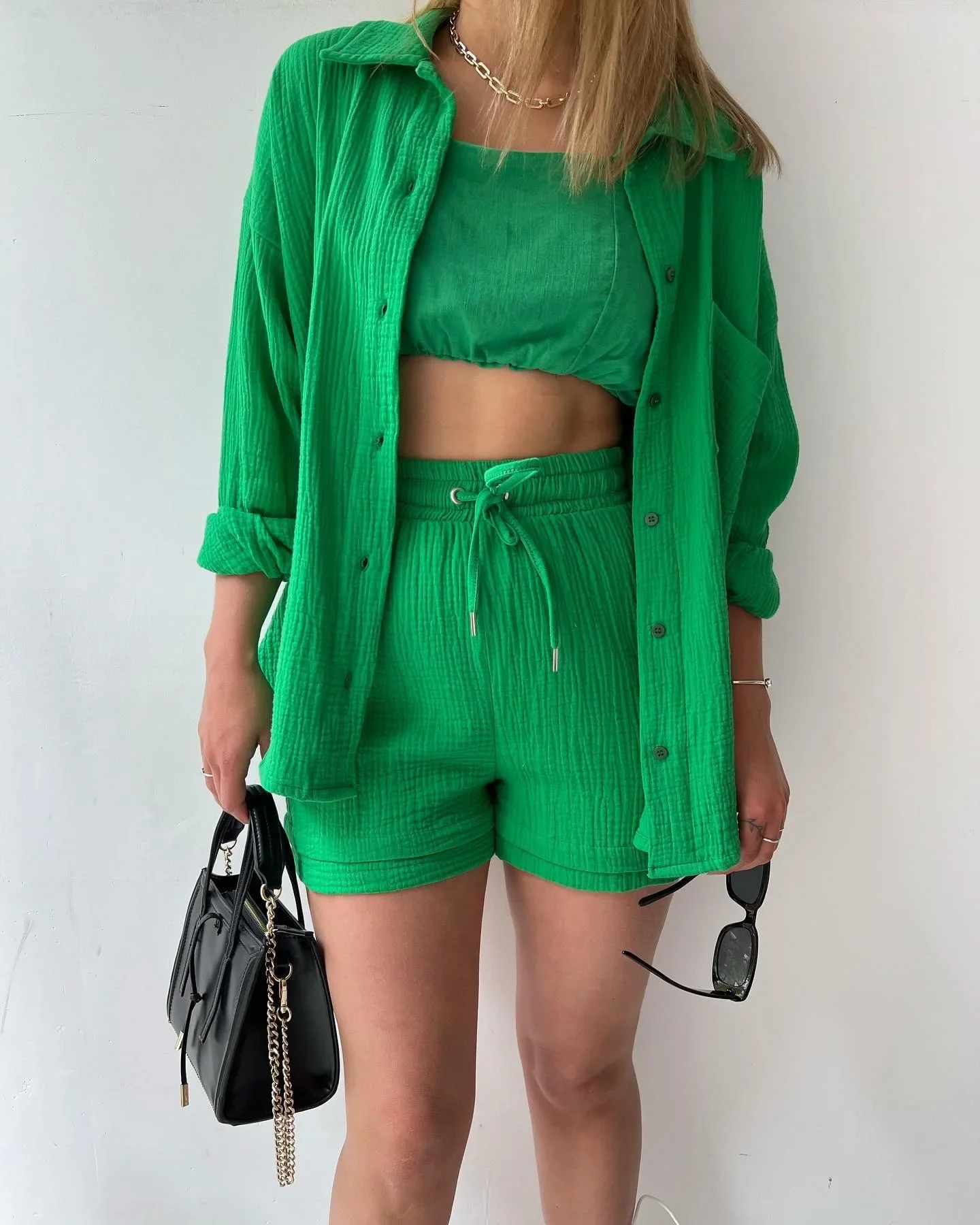 Casual Sommer-Outfit | Oversize-Hemd & High-Waist-Shorts – Fresh & Chic