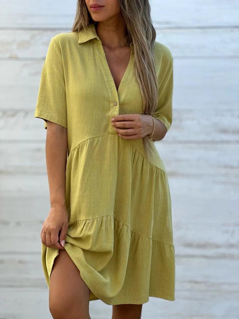 Einfarbiges, bequemes Kleid mit Revers und Knöpfen