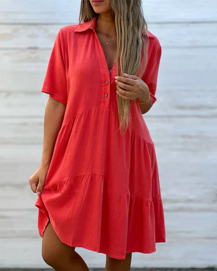Einfarbiges, bequemes Kleid mit Revers und Knöpfen
