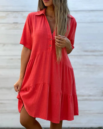 Einfarbiges, bequemes Kleid mit Revers und Knöpfen