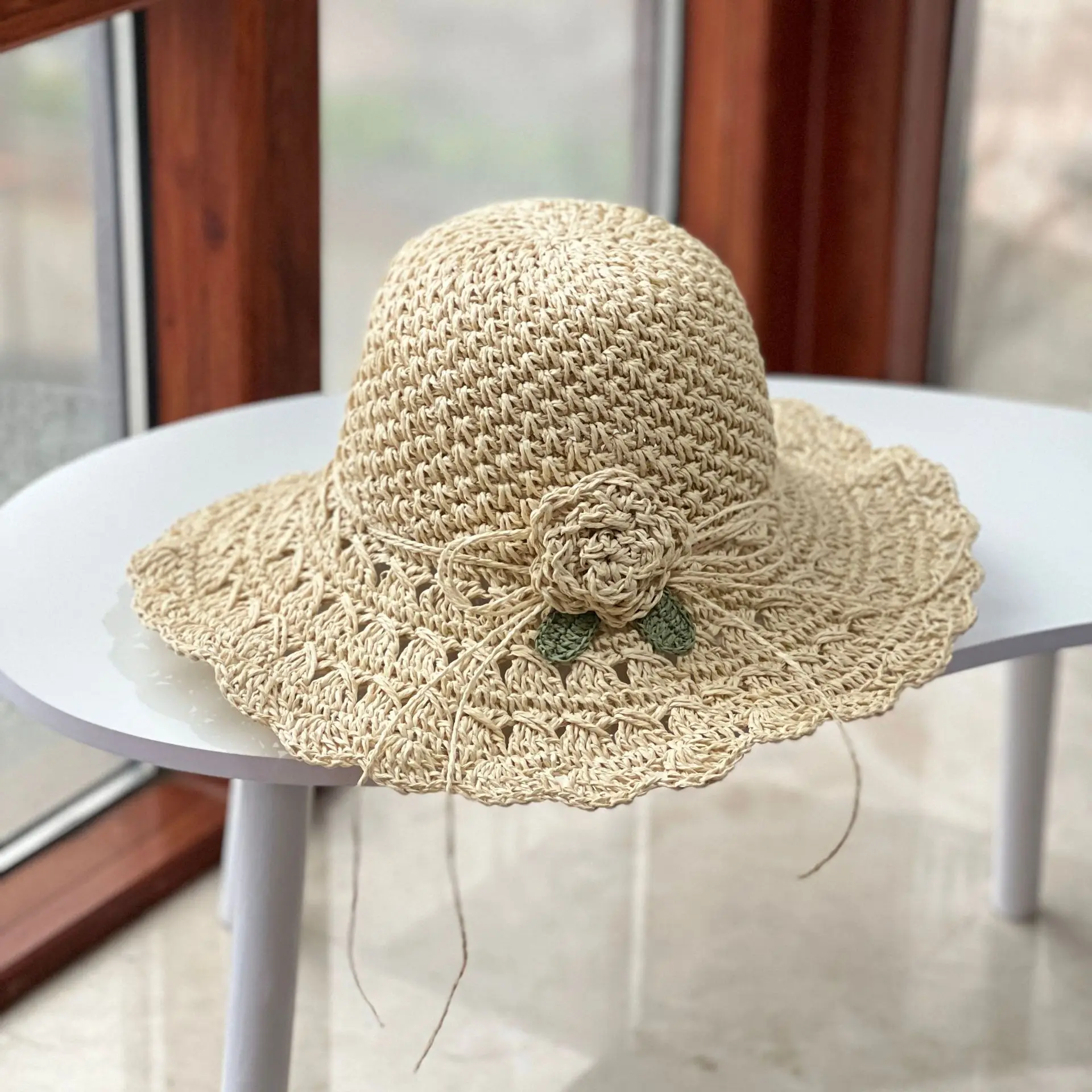 Sonnenpoesie™ – Handgehäkelter Strohhut für stilvolle Sommertage