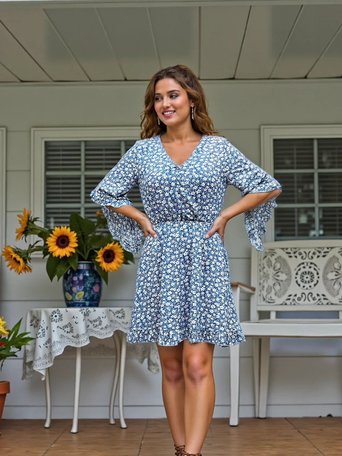 FloraVibe Kleid – Sommerliches Blumenmuster mit V-Ausschnitt