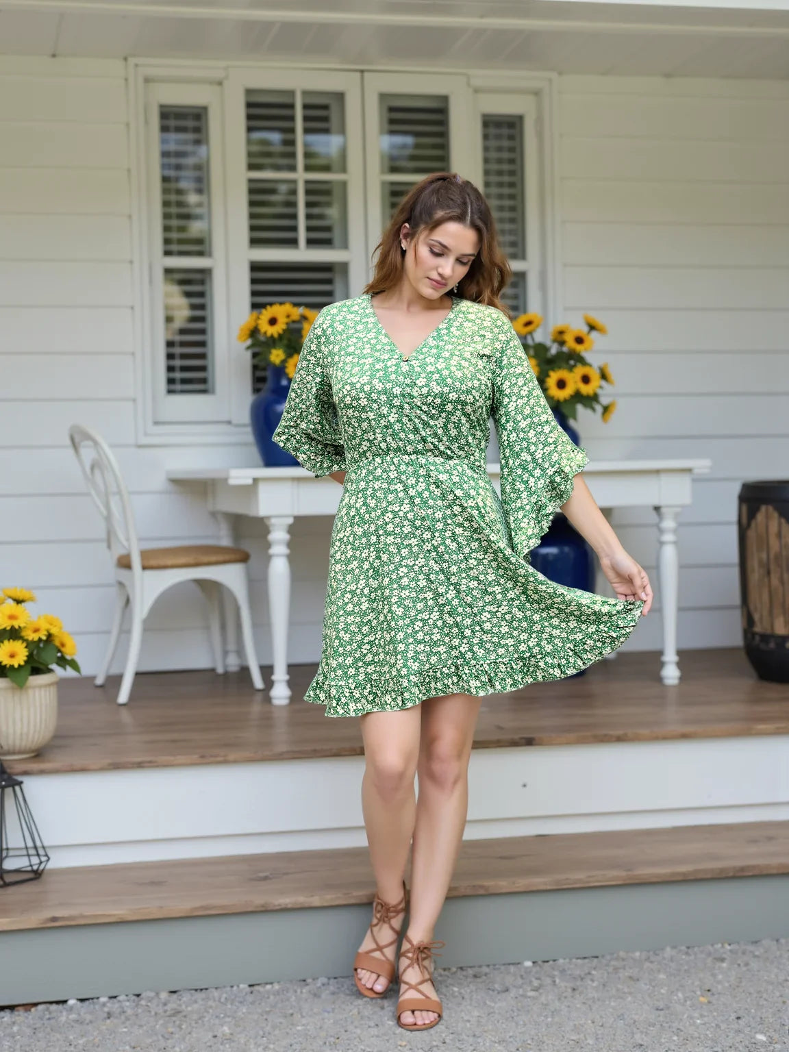 FloraVibe Kleid – Sommerliches Blumenmuster mit V-Ausschnitt