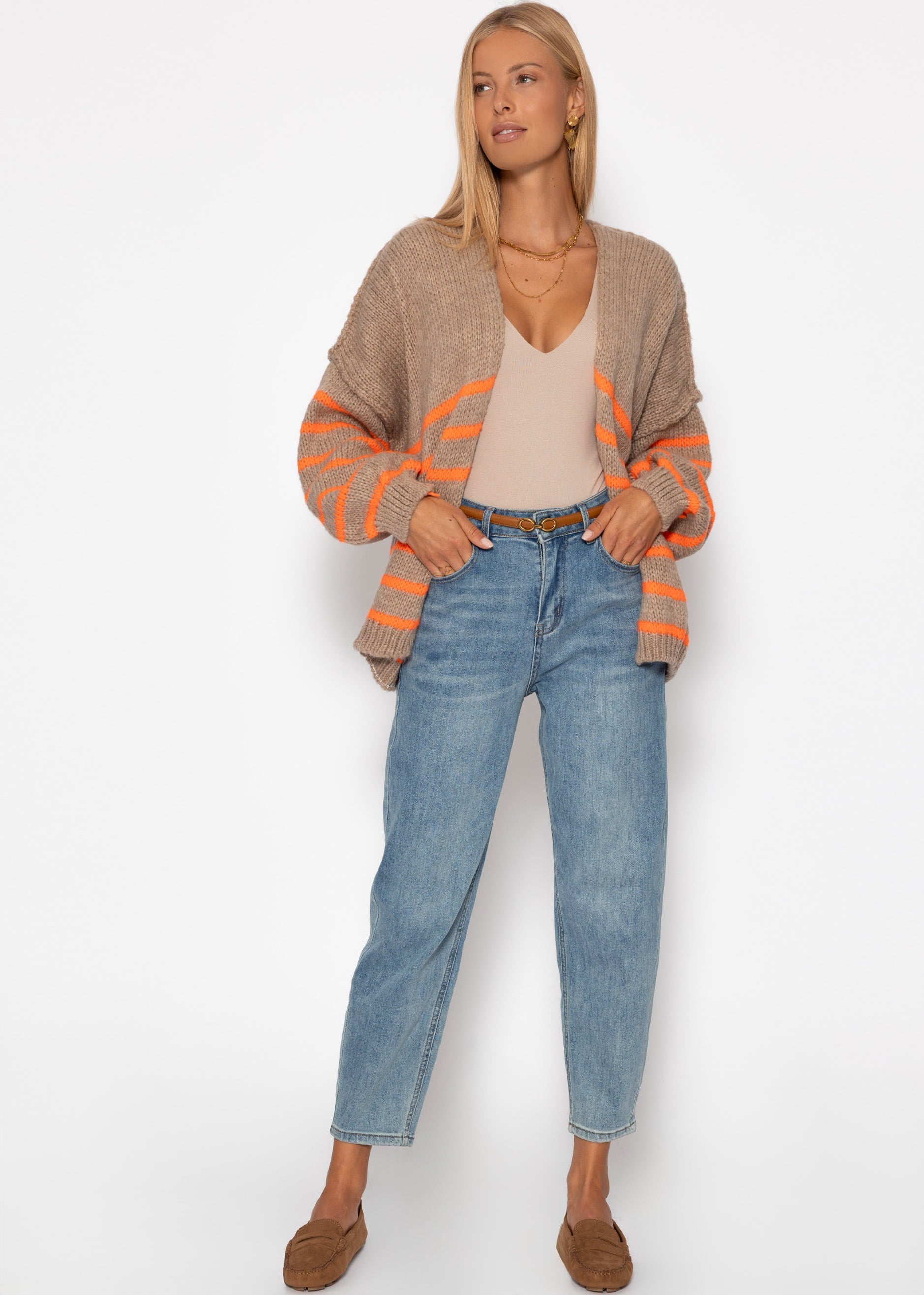 Gestreifter Cardigan mit Außennähten - beige