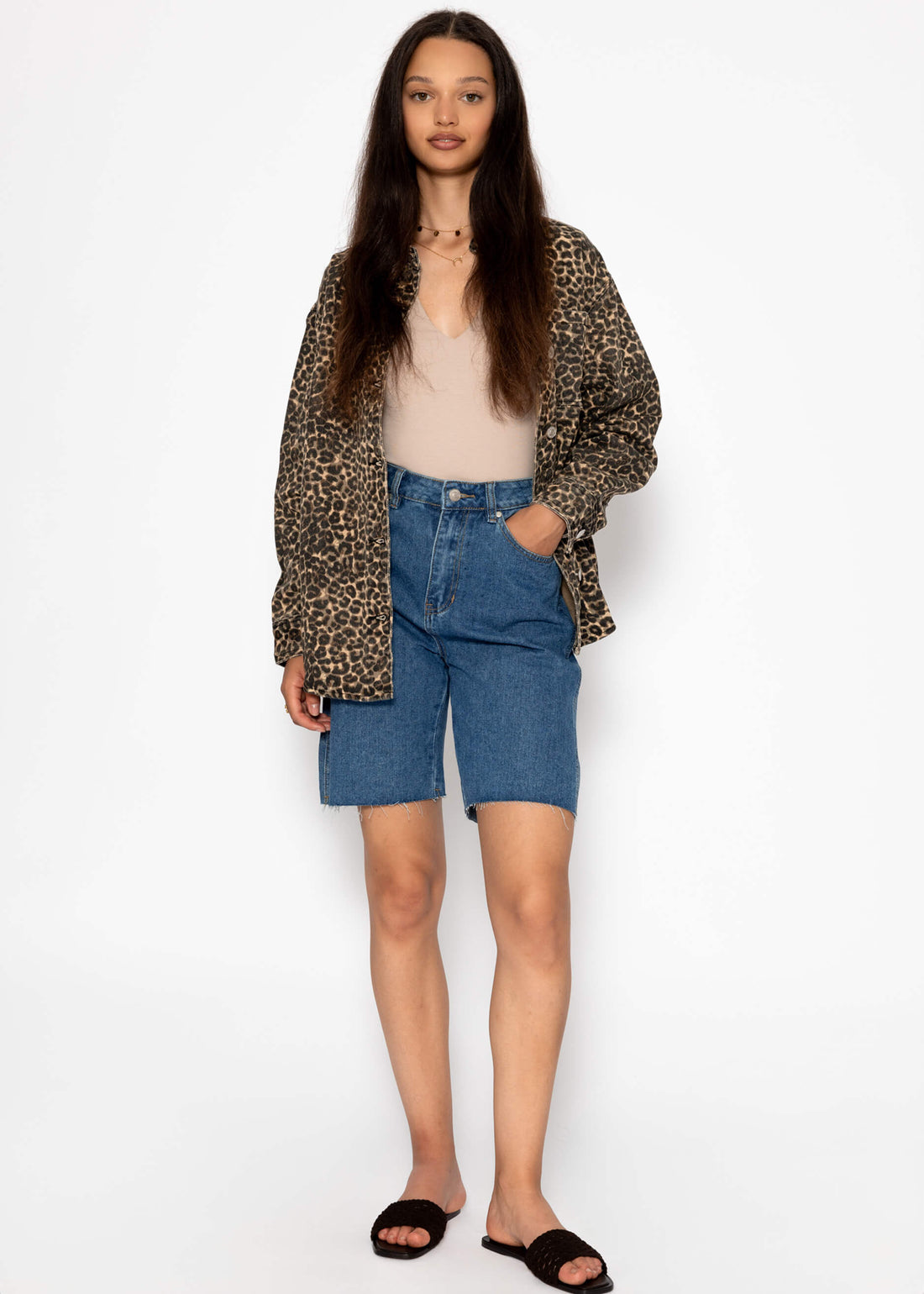 Hemdjacke aus Jeans mit Leo-Print - beige
